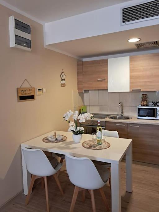 Holiday Home Apartment บุดวา ภายนอก รูปภาพ