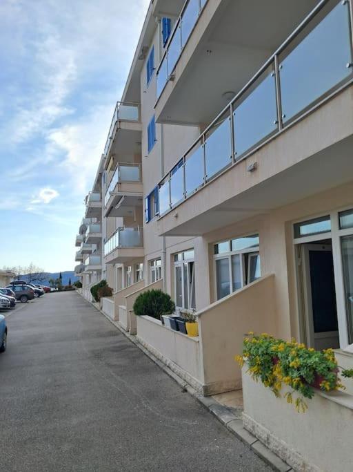Holiday Home Apartment บุดวา ภายนอก รูปภาพ